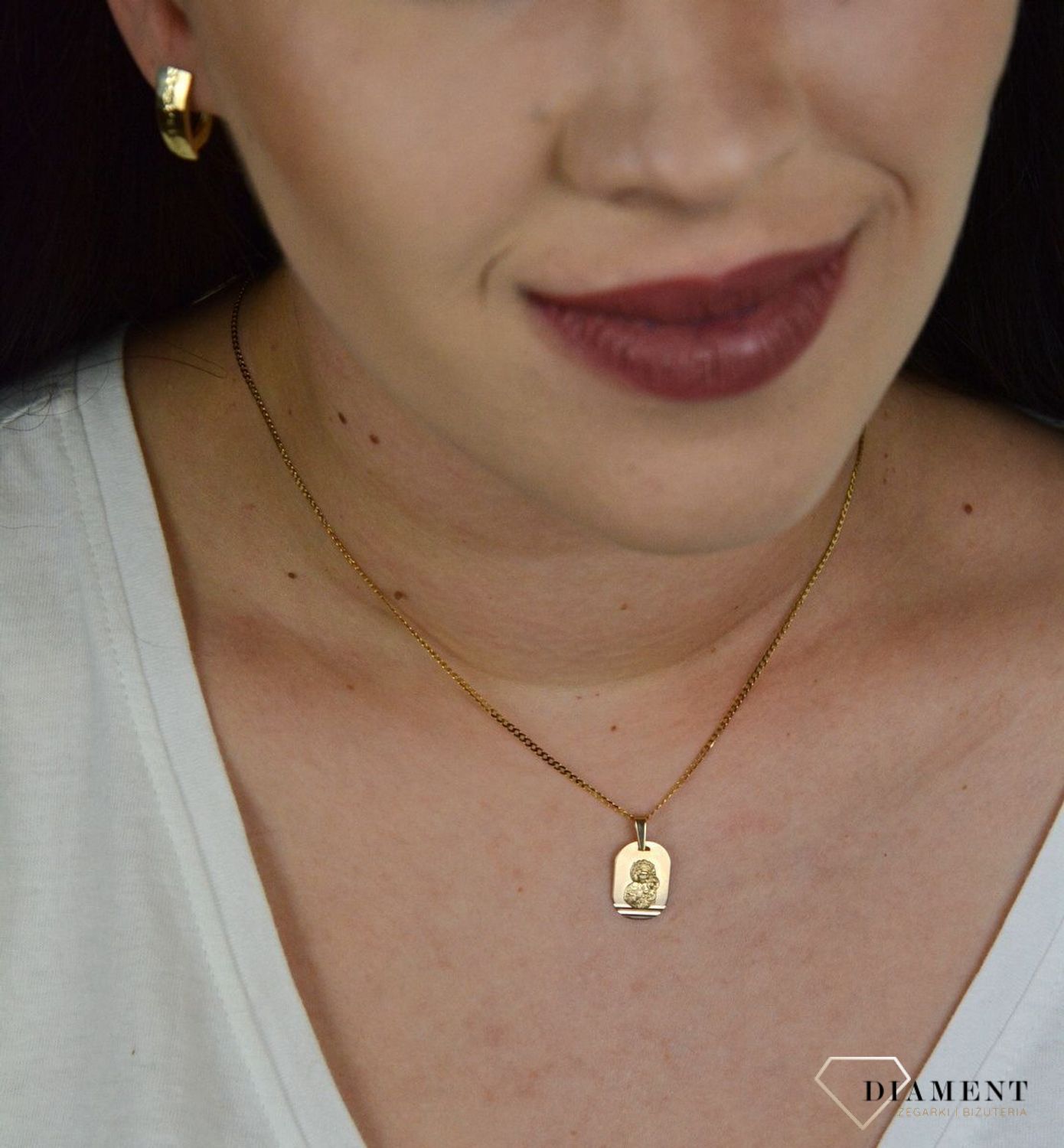 Złoty, owalny medalik z wizerunkiem Matki Boskiej Częstochowskiej. ZA 6058B.jpg